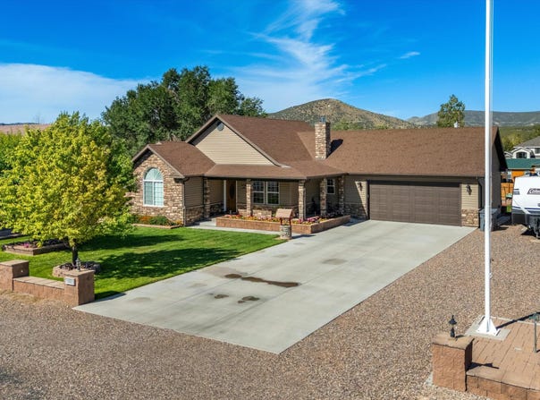 522 S 200 E St, Enterprise, UT 84725