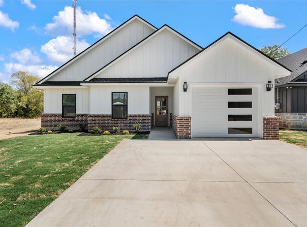 300 Johnson Street, McGregor, TX 76657