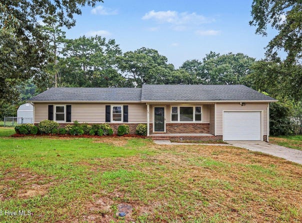105 Lake Hurst Drive, Dudley, NC 28333