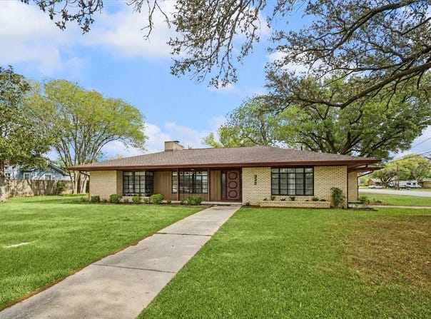 E 322 O'bryant Street, BELLVILLE, TX 77418