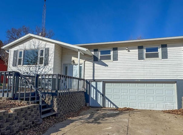 1324 Sunset Drive, Hampton, IA 50441