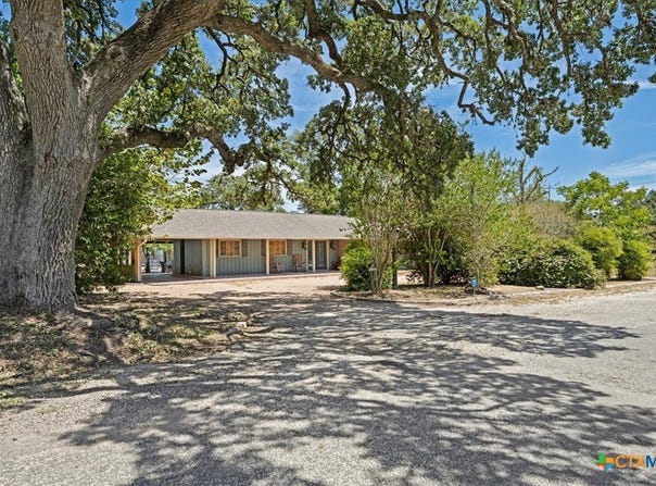 221 E 9th Street, Flatonia, TX 78941
