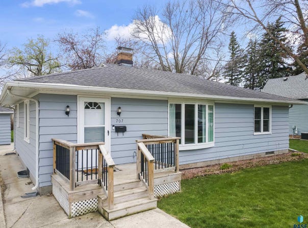 707 E 6th St, Dell Rapids, SD 57022