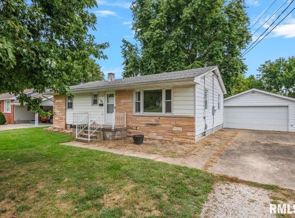 660 S MEMORIAL Street, Pittsfield, IL 62363