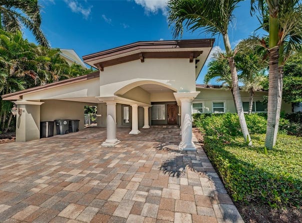 52 N PINE Circle, BELLEAIR, FL 33756