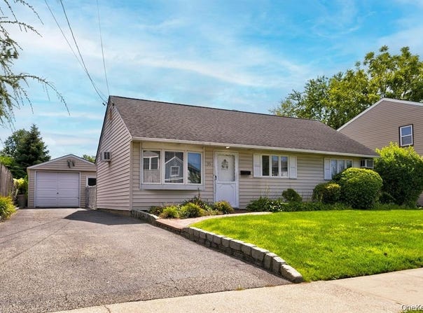 35 Vernon Street, Plainview, NY 11803
