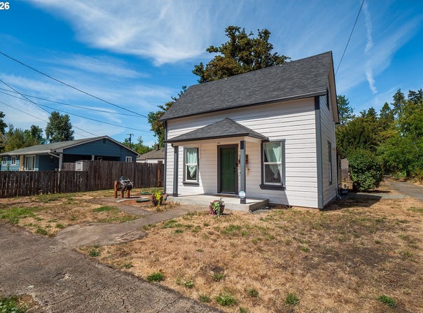 126 E MADISON Ave, CottageGrove, OR 97424