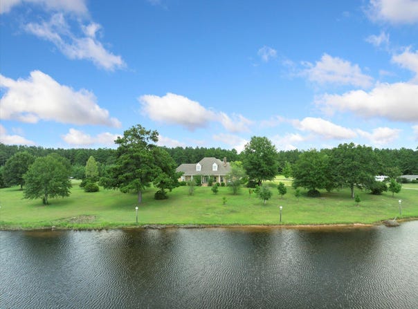 51 Lakeside Dr, Columbia, MS 39429