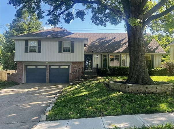 9102 W 81st Terrace, Overland Park, KS 66204