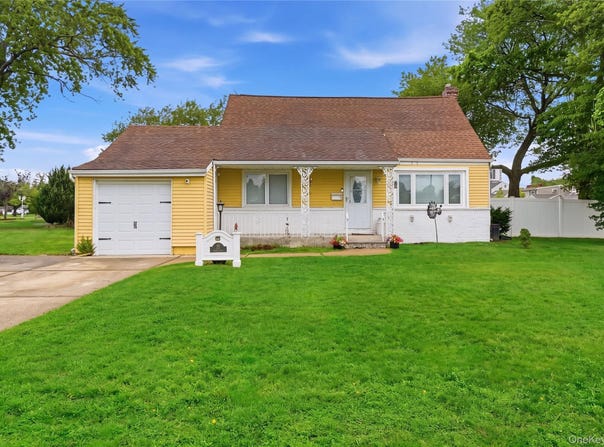 11 Mell Drive, North Babylon, NY 11703