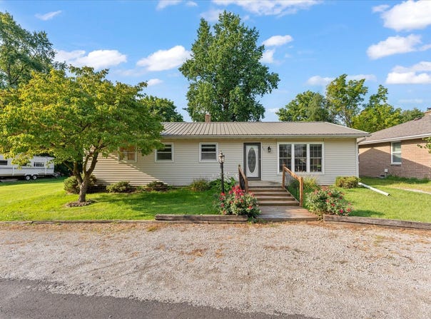 209 Augusta Drive, Mahomet, IL 61853