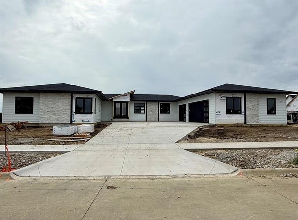 261 Howard Avenue NW, Swisher, IA 52338