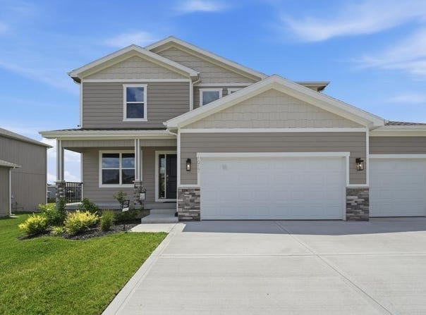 1917 SW Hightown Drive, Lee's Summit, MO 64082