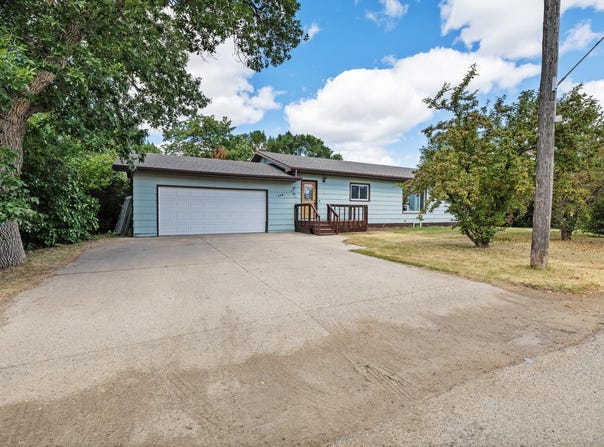 112 Pleasant Ave, Surrey, ND 58785