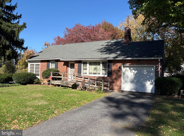 105 W KNOWLES AVENUE, GLENOLDEN, PA 19036