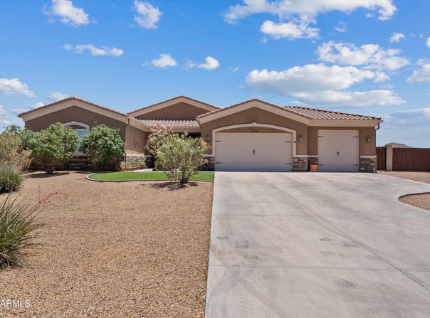 1913 W Laurie Lane, San Tan Valley, AZ 85144