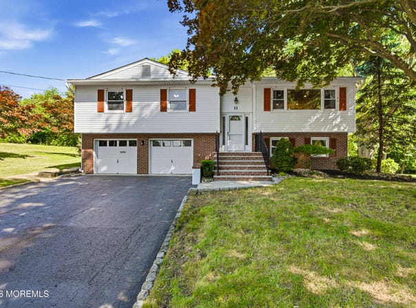 11 Highview Circle, Middletown, NJ 07748