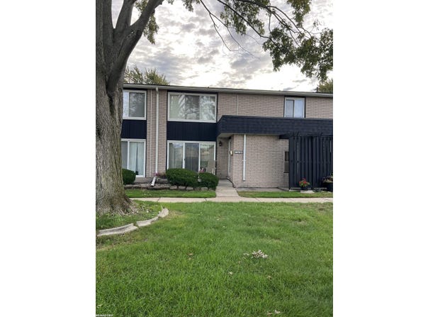 8679 Kennedy Circle, Warren, MI 48093