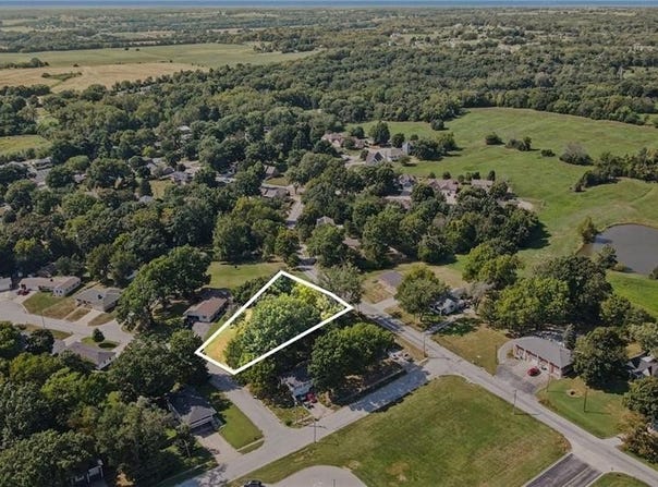 Maple Drive, Smithville, MO 64089