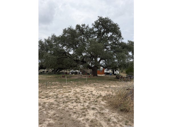 42 E KING PHILLIPS AVE, Poteet, TX 78065