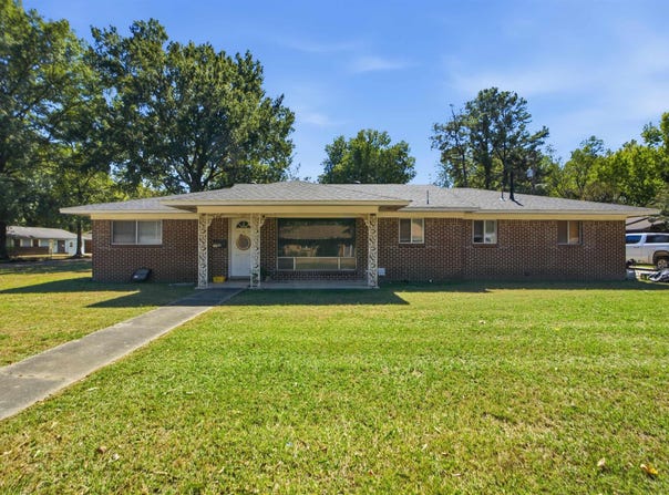 129 E Cloverdale Dr, Brinkley, AR 72021