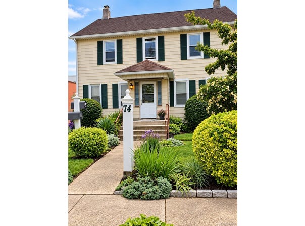 74 W Hoffman Avenue, Lindenhurst, NY 11757