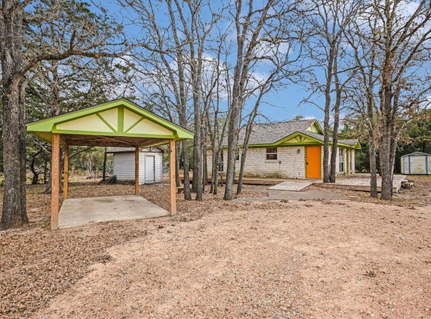 309 Stolle Ln, Flatonia, TX 78941