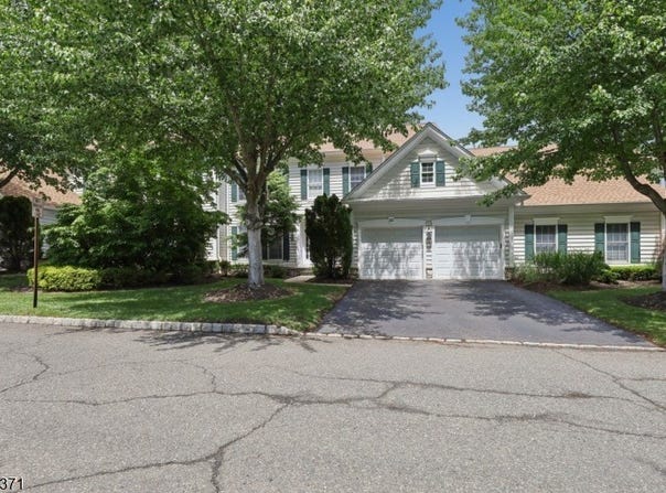 122 White Pine Ct, Paramus Boro, NJ 07652-1341