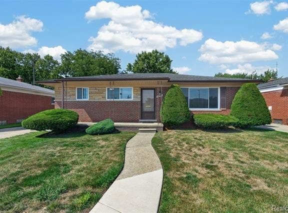 28371 Los Olas Drive, Warren, MI 48093