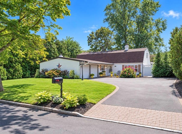 26 All Points Terrace, Holbrook, NY 11741