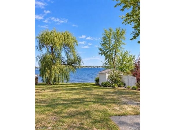 1711 E Lake Drive, Novi, MI 48377