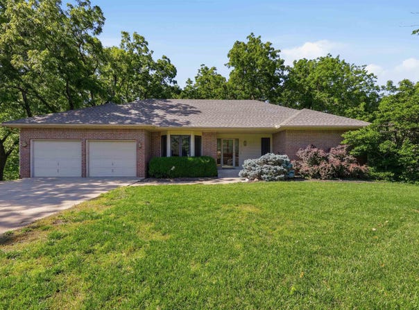 3300 SE Meadowview DR, Topeka, KS 66605