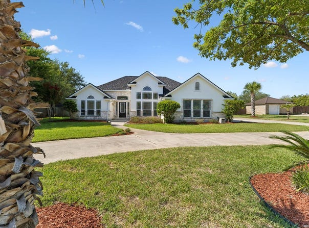 1611 Embassy Dr, Pleasanton, TX 78064