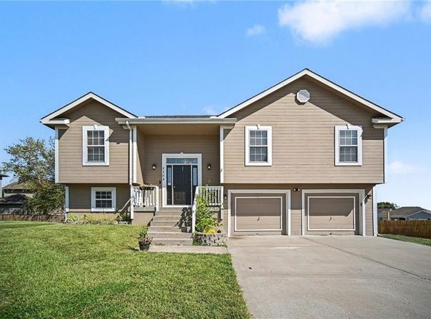 1108 E 18th Street, Kearney, MO 64060