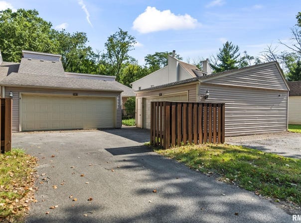 5 COUNTRY Place, Springfield, IL 62703