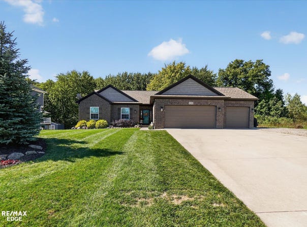 8308 Peninsula Circle, Grand Blanc, MI 48439
