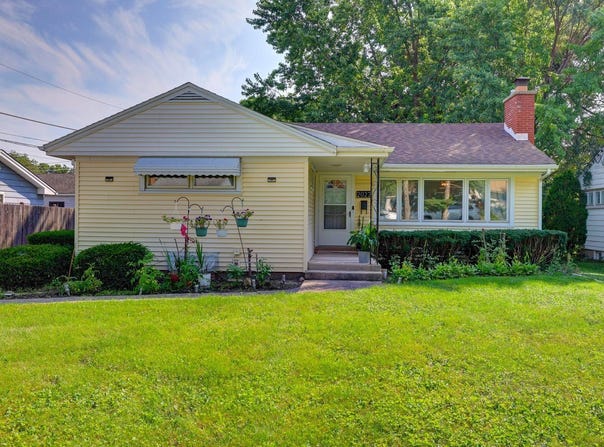 2023 Cedar Street, Des Plaines, IL 60018