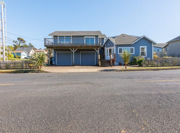 561 W OLIVE St, Newport, OR 97365
