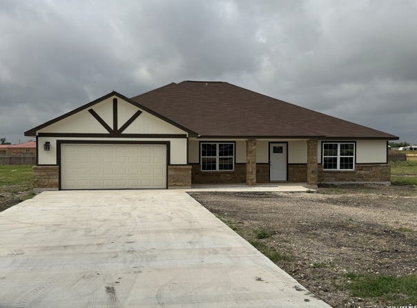 472 County Rd. 679, Natalia, TX 78059