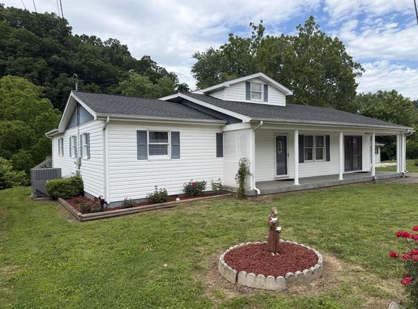 369 Wallen Drive, Van Lear, KY 41265