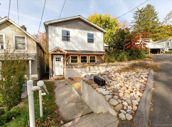 11 Winter Avenue, Deep River, CT 06417