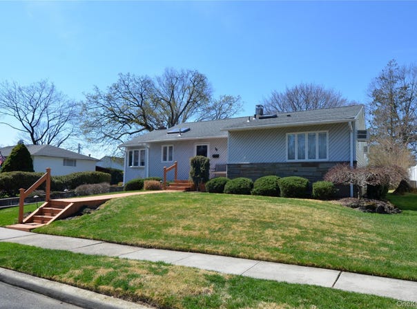 76 Diamond Drive, Plainview, NY 11803