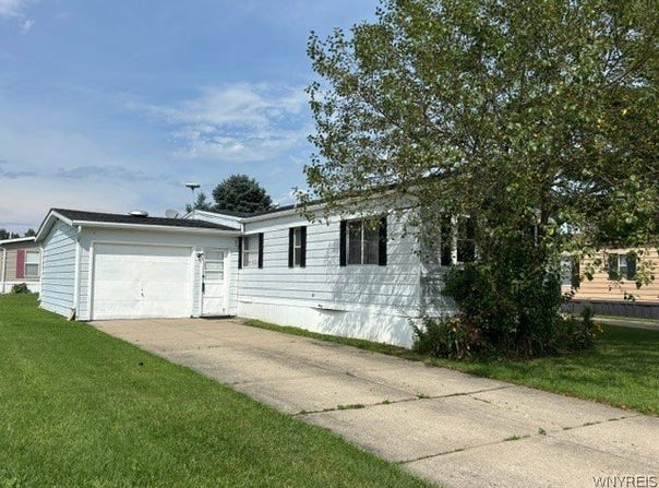 37 Golden Pond, Akron, NY 14001