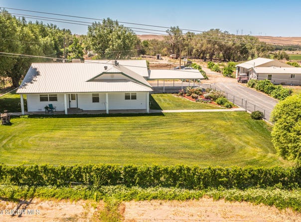 3621 US 64, Waterflow, NM 87421