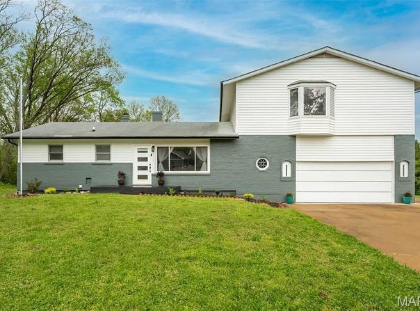 270 E Skyline Drive, Ballwin, MO 63011