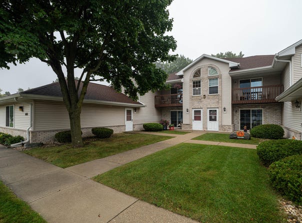 6185 S Creekside Dr, Cudahy, WI 53110