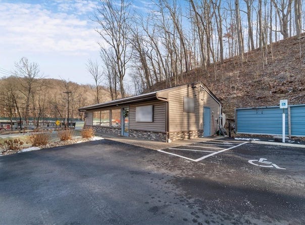1290 Brodhead Rd, Coraopolis, PA 15108