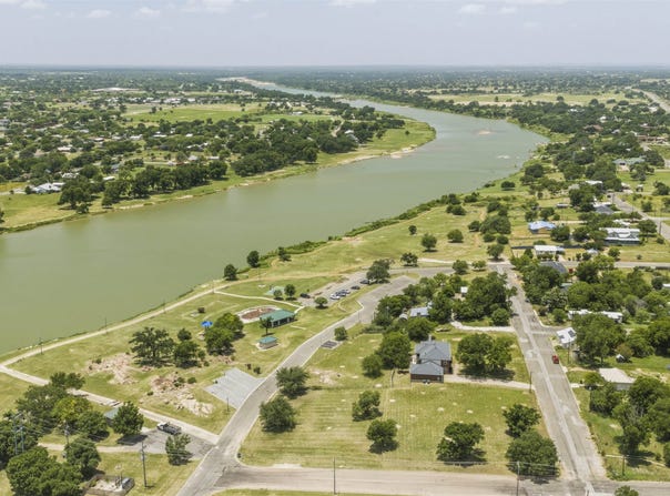 300 W Tarrant St, Llano, TX 78643