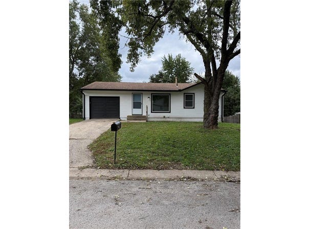 18813 Powahatan Court W, Independence, MO 64056