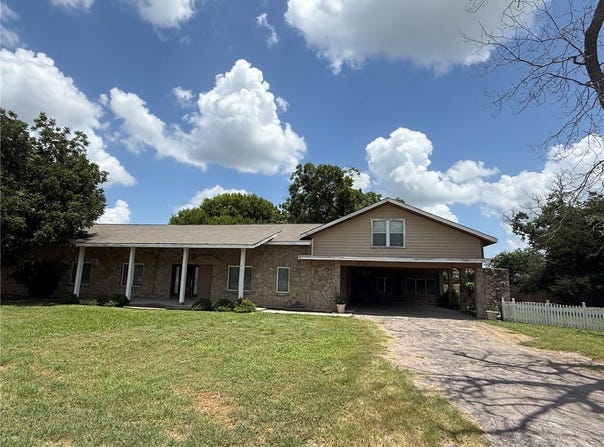100 Hazel Avenue, Three Rivers, TX 78071